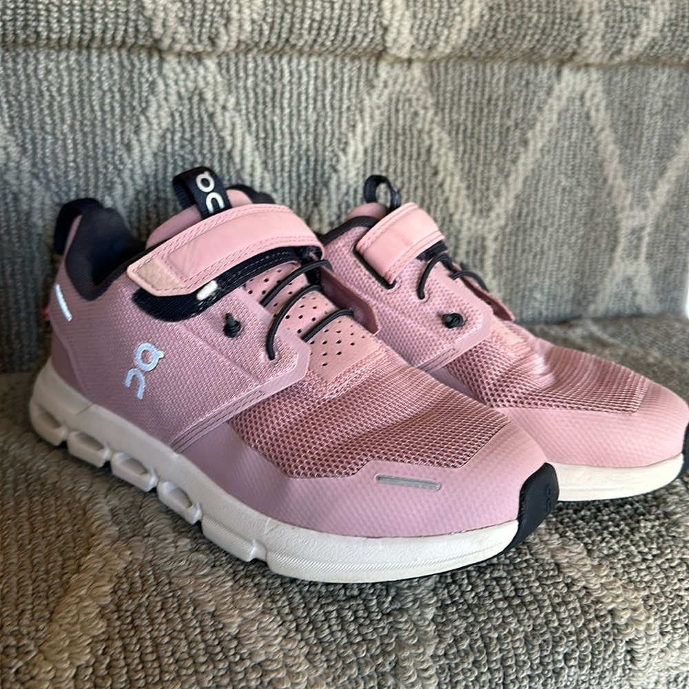 Girls On cloud sneakers